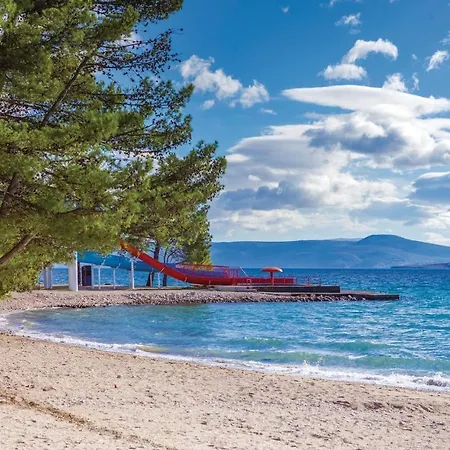 2 Bedroom Awesome In Holiday home *