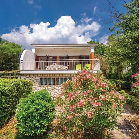 2 Bedroom Awesome In Holiday home *